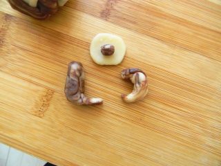 13、暖心壶紫薯酥,在取两种面团做成茶壶的嘴，盖和把。