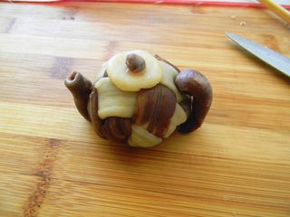 14、暖心壶紫薯酥,组装好，成茶壶的样子