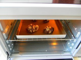 15、暖心壶紫薯酥,做好的酥点放入烤盘，在放入预热好的烤箱内中层，上下火，180度，烘烤20分钟，观色加盖锡纸，以免白色面团条烤成焦色