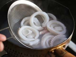 3、麻辣鱿鱼香锅,准备一锅清水烧开，迅速将鱿鱼圈放入水中汆烫一会儿，鱿鱼圈变色即可捞起，沥水待用。