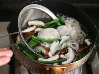 4、麻辣鱿鱼香锅,另外再烧开锅水，水中加些许盐油，将藕片、豇豆、香菇放入沸水焯煮二三分钟，捞出沥水待用。