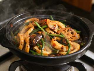 9、麻辣鱿鱼香锅,把所有物料倒入砂锅内，用小火慢慢收汁，略翻几下，使鱿鱼蔬菜入味，淋些许香油即可。