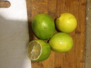 1、柠檬????蜂蜜,柠檬，我选用的是青柠。这个就是个人爱好。黄色的柠檬也可以。把柠檬????用盐洗干净。(食用盐)。泡半个小时。