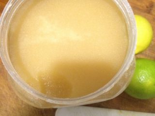 2、柠檬????蜂蜜,蜂蜜。不好意思我家存的蜂蜜。结晶了。不过结晶的蜂蜜不影响口感的