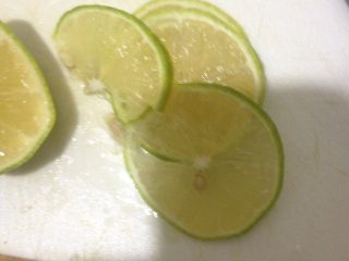 3、柠檬????蜂蜜,柠檬切成薄片。两头去掉不要？要是觉得浪费呢就做菜用吧。