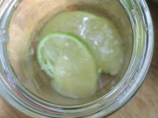 4、柠檬????蜂蜜,消过毒的罐头瓶子。我用了很小的一个。网上买的。用沸水煮了两分钟。包括盖都煮了。瓶子控干水分。先铺上一层柠檬片