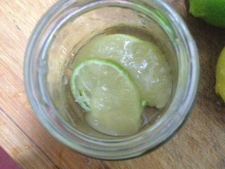 5、柠檬????蜂蜜,柠檬上面倒上一层蜂蜜。就这样一层柠檬一层蜂蜜。码到最顶上。最上面是一层柠檬