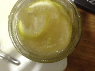 6、柠檬????蜂蜜,就这样摆到最顶上就可以了