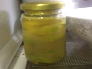 7、柠檬????蜂蜜,盖好盖子放在保鲜里。一周后就可以喝了。