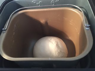 2、热狗面包,放入面包机里基础发酵