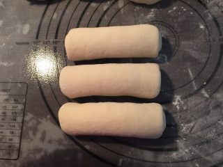 6、热狗面包,卷成一个10cm左右的长条