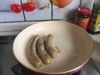 12、热狗面包,自制的香肠煎好