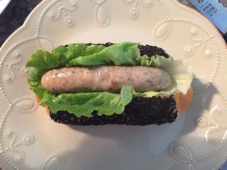 13、热狗面包,把面包从中间剖开，不要切断，把生菜、香肠夹在中间