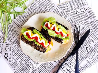 14、热狗面包,挤上自己喜欢的酱即可