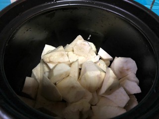 2、健康美味红薯绿豆大枣粥,红薯切好滚刀块候，放入砂锅里。