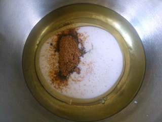 1、补血益气养颜佳品—红糖红枣戚风蛋糕,将玉米油、牛奶和36克红糖混合备用