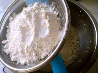 8、补血益气养颜佳品—红糖红枣戚风蛋糕,筛入低筋面粉