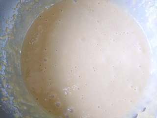 9、补血益气养颜佳品—红糖红枣戚风蛋糕,用电动打蛋器搅打均匀