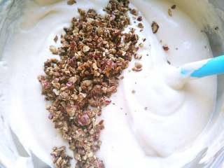 13、补血益气养颜佳品—红糖红枣戚风蛋糕,加入红枣碎