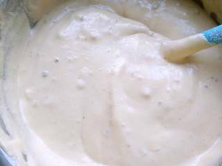 14、补血益气养颜佳品—红糖红枣戚风蛋糕,用刮刀混合均匀