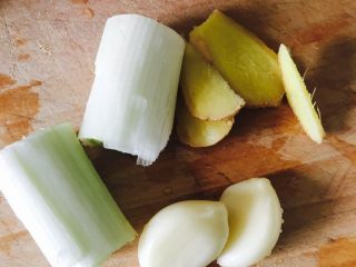 2、红烧鲅鱼,准备葱姜蒜