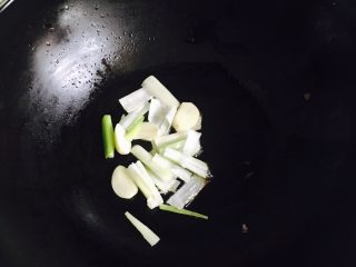 4、红烧鲅鱼,油锅烧热放入葱蒜爆香