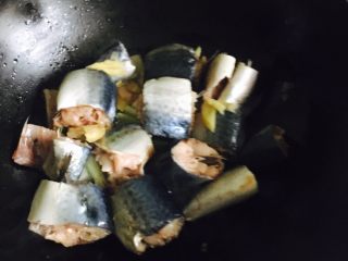 5、红烧鲅鱼,倒入淹好的鲅鱼翻炒