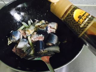 6、红烧鲅鱼,倒入红烧汁