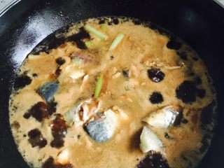 7、红烧鲅鱼,加高汤或开水慢炖十分钟