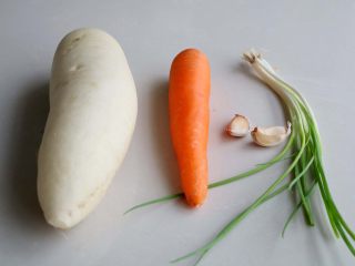 1、素炒萝卜双丝,准备所需食材