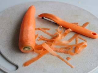 2、素炒萝卜双丝,胡萝卜去皮洗净；