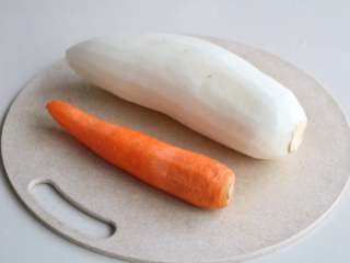 3、素炒萝卜双丝,去皮的双色萝卜