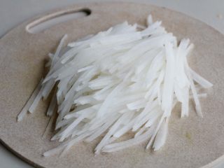 4、素炒萝卜双丝,白萝卜切丝；