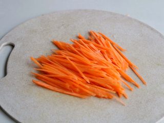 5、素炒萝卜双丝,胡萝卜切丝；