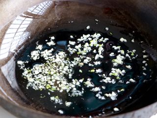 6、素炒萝卜双丝,锅内倒入适量的色拉油，加热后加入蒜末炒香；