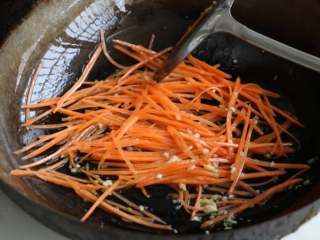 7、素炒萝卜双丝,放入胡萝卜丝翻炒几下；