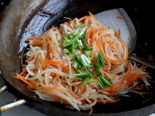 11、素炒萝卜双丝,出锅之前放入葱段翻炒均匀即可；