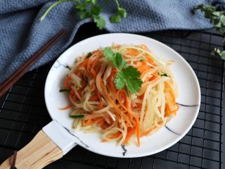 12、素炒萝卜双丝,成品图