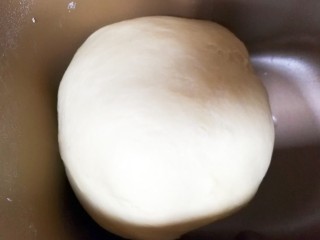 9、适合新手的一次性发酵酸奶小餐包,面包机开启和面功能，我家面包机是30分钟，时间到了把面团拿出用擀面杖在面团上敲打一下继续一个和面程序，一共两个和面程序。