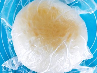 11、适合新手的一次性发酵酸奶小餐包,盖上保鲜膜醒发十五分钟左右