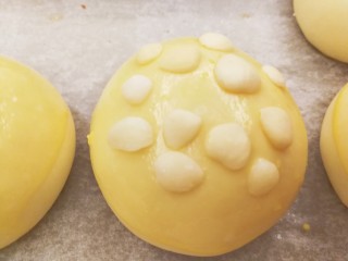 19、适合新手的一次性发酵酸奶小餐包,预热烤箱，180度10分钟左右，预热烤箱的同时，餐包胚表面刷上蛋液，放上杏仁片（或者芝麻）