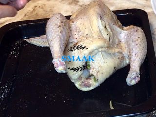 9、感恩节食谱-烤鸡（家庭版）,用牙签封住