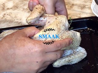 10、感恩节食谱-烤鸡（家庭版）,鸡翅往后掰