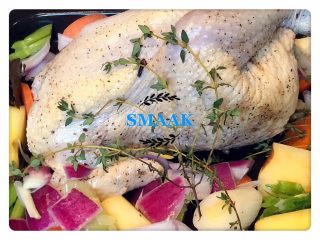 12、感恩节食谱-烤鸡（家庭版）,把所有蔬菜，香料和鸡放入烤盘