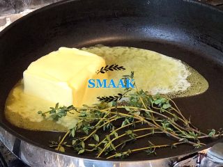 13、感恩节食谱-烤鸡（家庭版）,黄油小火化开，小火把百里香叶煎出味道后，把香叶放入烤