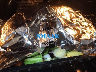 15、感恩节食谱-烤鸡（家庭版）,烤箱预热160度，上下层，盖上铝箔纸，烤一个小时。