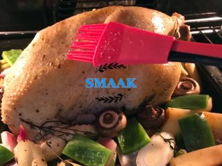 17、感恩节食谱-烤鸡（家庭版）,温度调至180度，每15分钟左右刷一次，烤90分钟，鸡肚皮烤上色后翻面再烤鸡背面