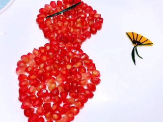 5、石榴旗袍秀早餐,精致的扇子摆入盘中用黄瓜皮剪出细条摆在旗袍上半部做为衣扣