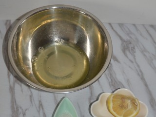 1、酸奶溶豆,鸡蛋需要冷藏一天以上。放进无水无油无蛋黄的盆中，再放进冰箱冷藏待用