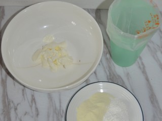 2、酸奶溶豆,材料称重。裱花嘴裱花袋都准备好。